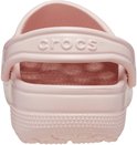 Achterkant van een lichtroze Crocs Classic Clog met de tekst 'Crocs' op de draagband.