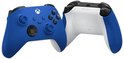 Voorkant en achterkant van een blauwe Xbox controller met witte en zwarte accenten.