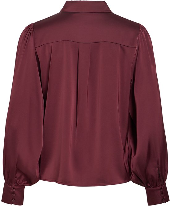 Achterkant van een bordeauxrode satijnen blouse met lange, ballonmouwen, kraag en knopen. De mouwen hebben manchetten met knopen.