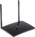Zwarte TP-Link router met twee antennes, gezien vanaf de voorkant.
