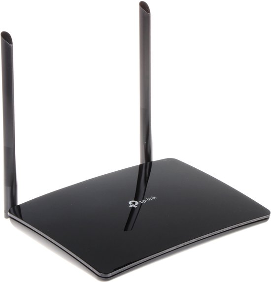 Zwarte TP-Link router met twee antennes, gezien vanaf de voorkant.