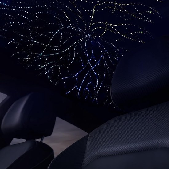 Abstracte patronen van blauwe en gele lichtstippen op een donker autotafdak.
