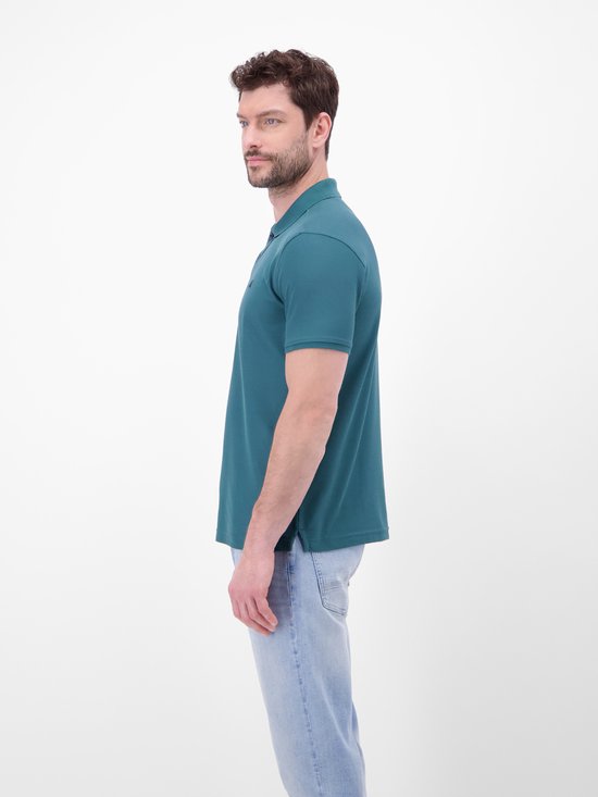 Zijaanzicht van een blauwe polo met donkerblauwe kraag en knopen, model