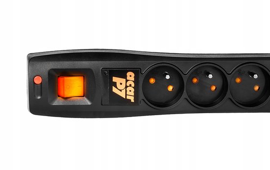 Detailopname van een zwarte acar P7 stekkerdoos met oranje verlichte aan/uit-schakelaar.