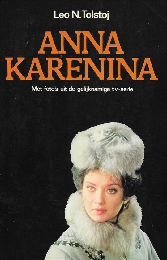 Couverture du livre Anna Karenina avec une femme portant un chapeau et un col en fourrure.