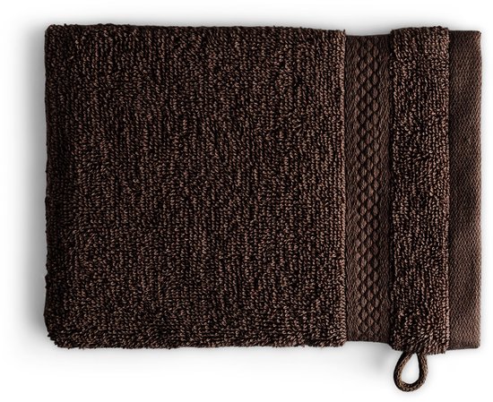 Un seul gant de toilette marron chocolat avec une texture d'un côté et un motif de l'autre, avec une boucle.