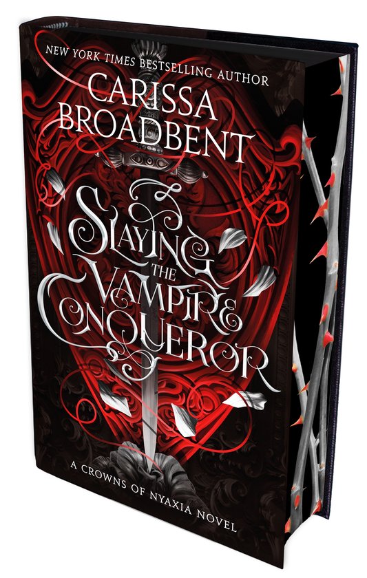 Livre "Slaying the Vampire Conqueror" de Carissa Broadbent, couverture rouge ornée de ronces et de lettres argentées.