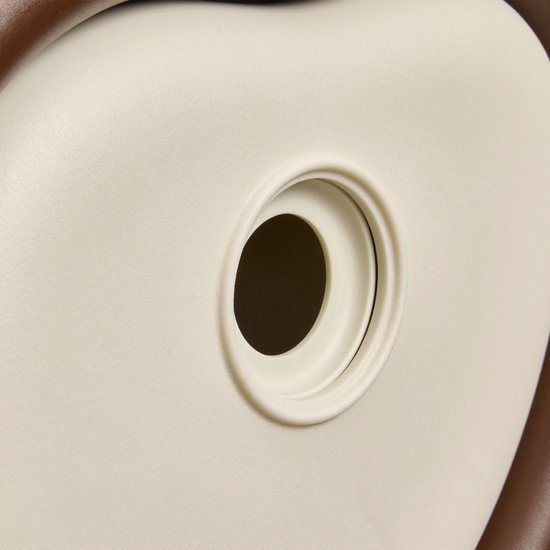 Close-up van de opening van een bruin en crème vogelhuisje.
