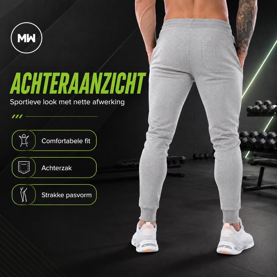 Achterkant van een grijze trainingsbroek met MW logo, ritszakken en trekkoord. "Sportieve look met nette afwerking". "Comfortabele fit, achterzak, strakke pasvorm".