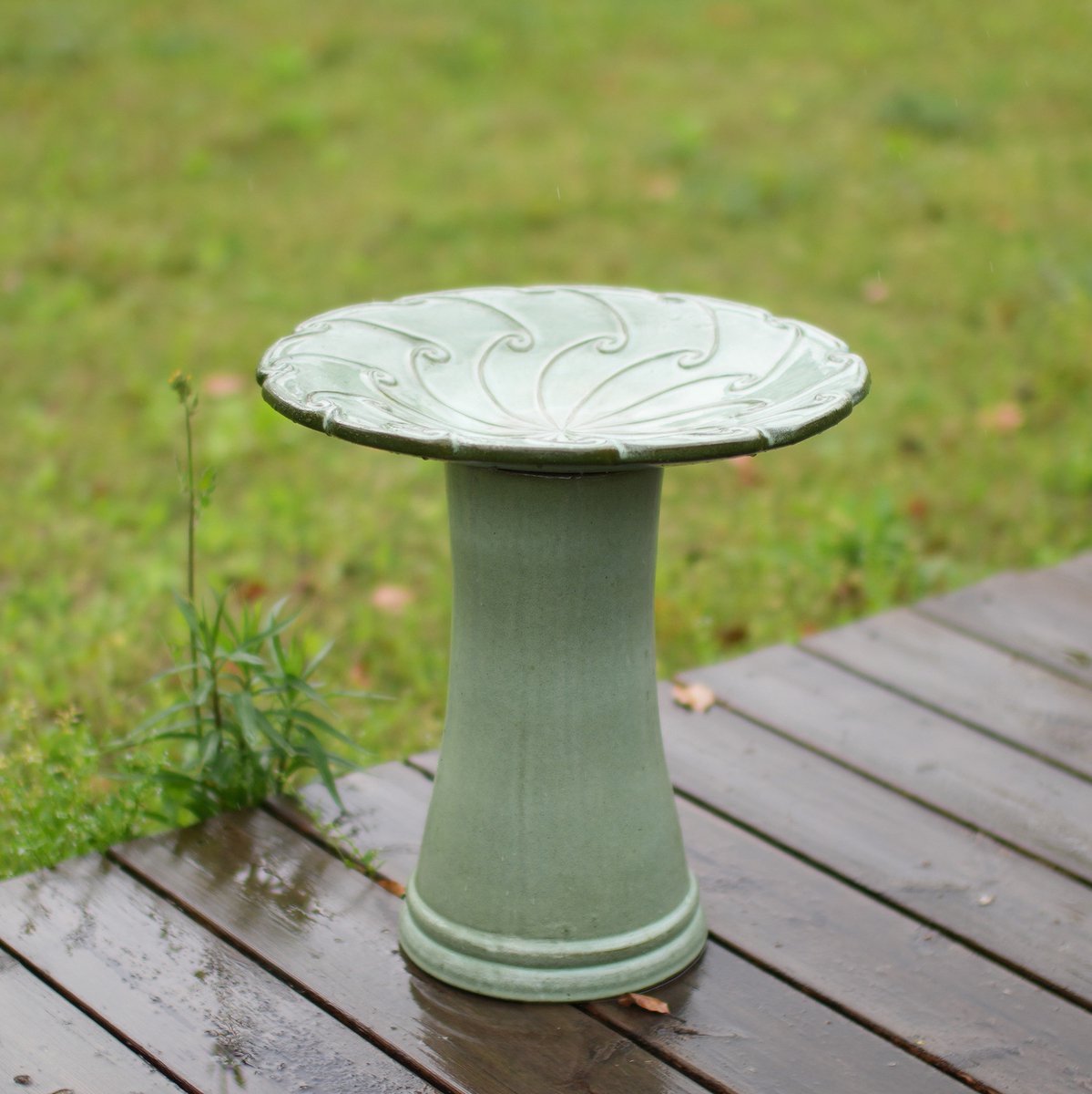 HAUSS SPOLE Vogelbad - Handgemaakt Met Radiaal Reliëf - Ø 43 Cm, Hoogte 45 Cm - Keramiek - Lichtgroen - Voor Tuin, Terras En Balkon