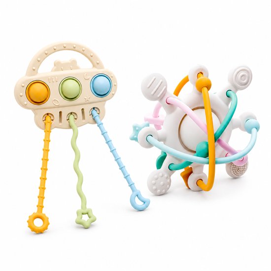 Twee Bitey baby speeltjes op witte achtergrond: een rammelaar met zuignap en gekleurde knopjes, en een rammelaar met witte, roze, blauwe en gele elastieken.
