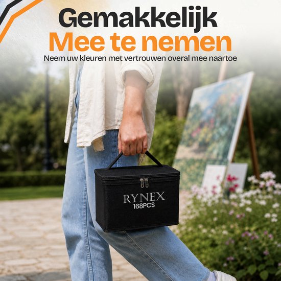 Een vrouw met een spijkerbroek en linnen hemd draagt een zwarte Rynex etui met 168 markers in een park.