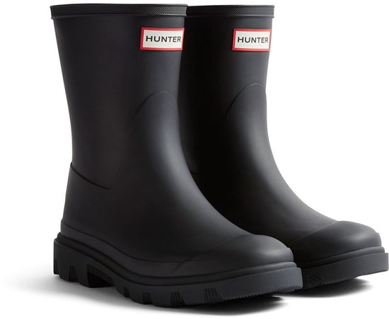 Paar zwarte Hunter regenlaarzen met dikke zolen en rood/wit logo.