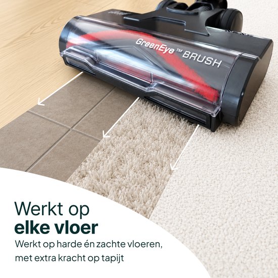 Zwarte stofzuigerkop met rode borstel beweegt over tegels en dan een beige tapijt.