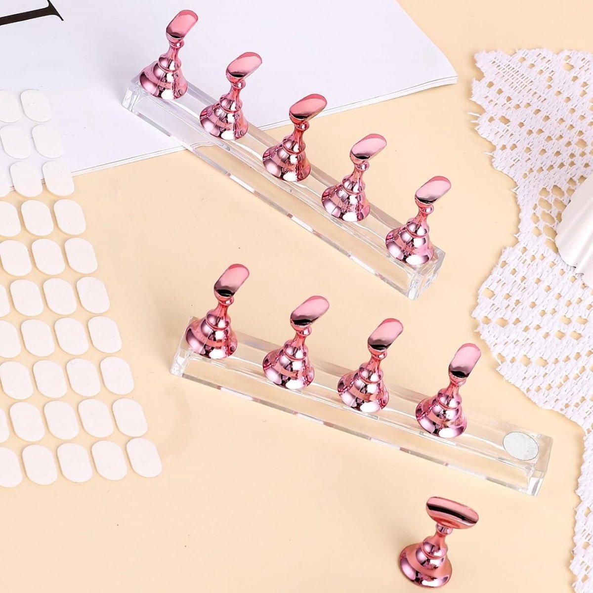 GELLDG 2 Stuks Nagelständer - Magnetische Nageldisplayhouder - 10,5x1,4cm - Herbruikbaar met Magneetzuignap - Geschikt voor Nageldesign Oefenen - Kunststof - Incl. Dubbelzijdig Kleefband