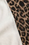 Close-up van een wit T-shirt en een luipaardprint stof.