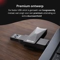 Grijze Xedor USB-stick van metaal, aangesloten op een laptop.