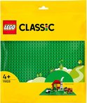 LEGO Classic groen bouwplaat, 10x10 noppen, met speels boerderijlandschap en LEGO logo.