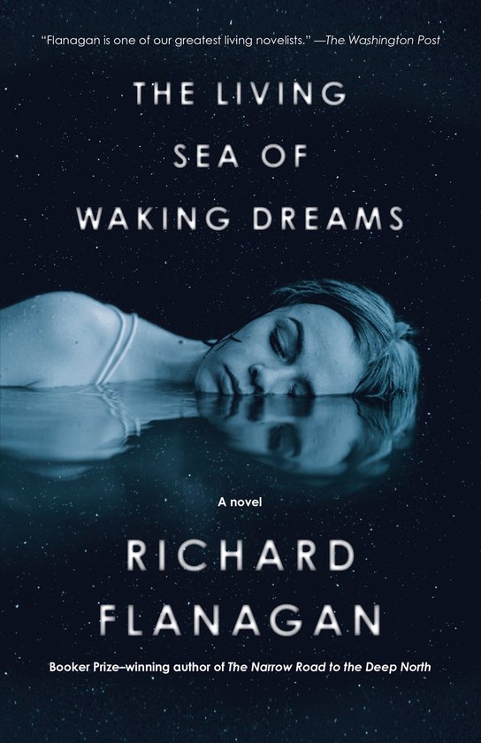 De voorkant van het boek 'The Living Sea of Waking Dreams' met een vrouw die half in het water ligt. Tekst: 'The Living Sea of Waking Dreams' door Richard Flanagan.