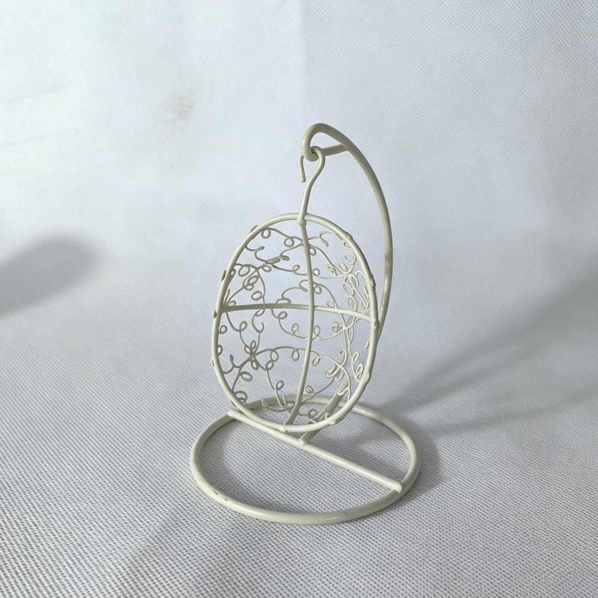 Mini-hangstoel van ijzer, metalen hangmand, miniatuur tuinmeubilair, hangschommel, hangstoel, decoratie voor tuin, bureau, raam, plank, ornament, tafeldecoratie (beige hangmand)