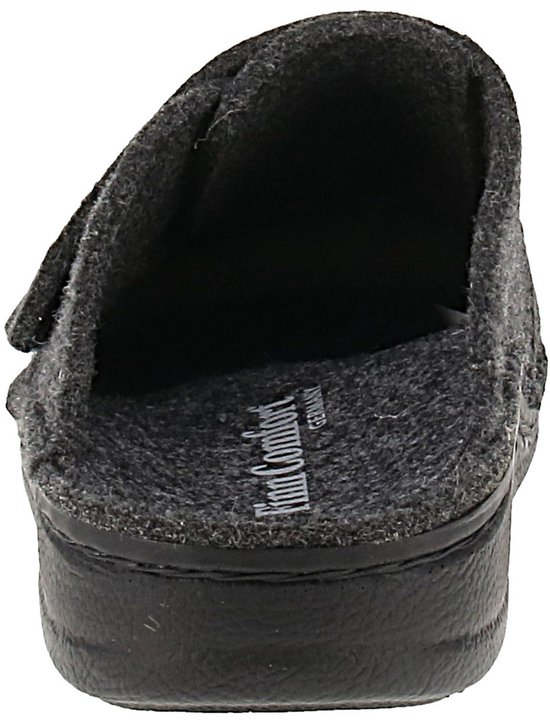 Achterkant van een antracietgrijze vilten slipper met "Finn Comfort Germany" op de zwarte zool.