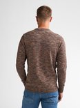 Man van achteren gezien in een bruine gemêleerde trui met ronde hals en blauwe jeans.