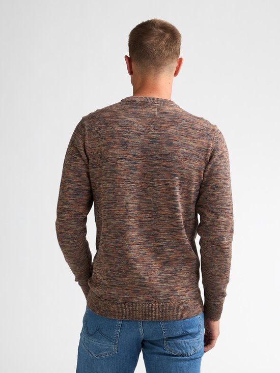 Man van achteren gezien in een bruine gemêleerde trui met ronde hals en blauwe jeans.