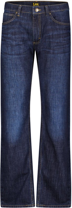Donkerblauwe jeans met rechte pijpen en lichte vervagingen, het 'Lee'-logo is zichtbaar op de tailleband.