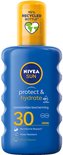 Nivea Sun Protect & Hydrate zonnebrandspray met SPF 30 in een blauwe fles met gele dop. 95% gerecyclede fles.