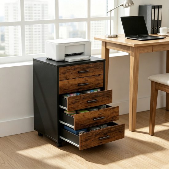 Een smalle, verrijdbare kast met 5 houten laden, met een printer erop, naast een houten bureau.
