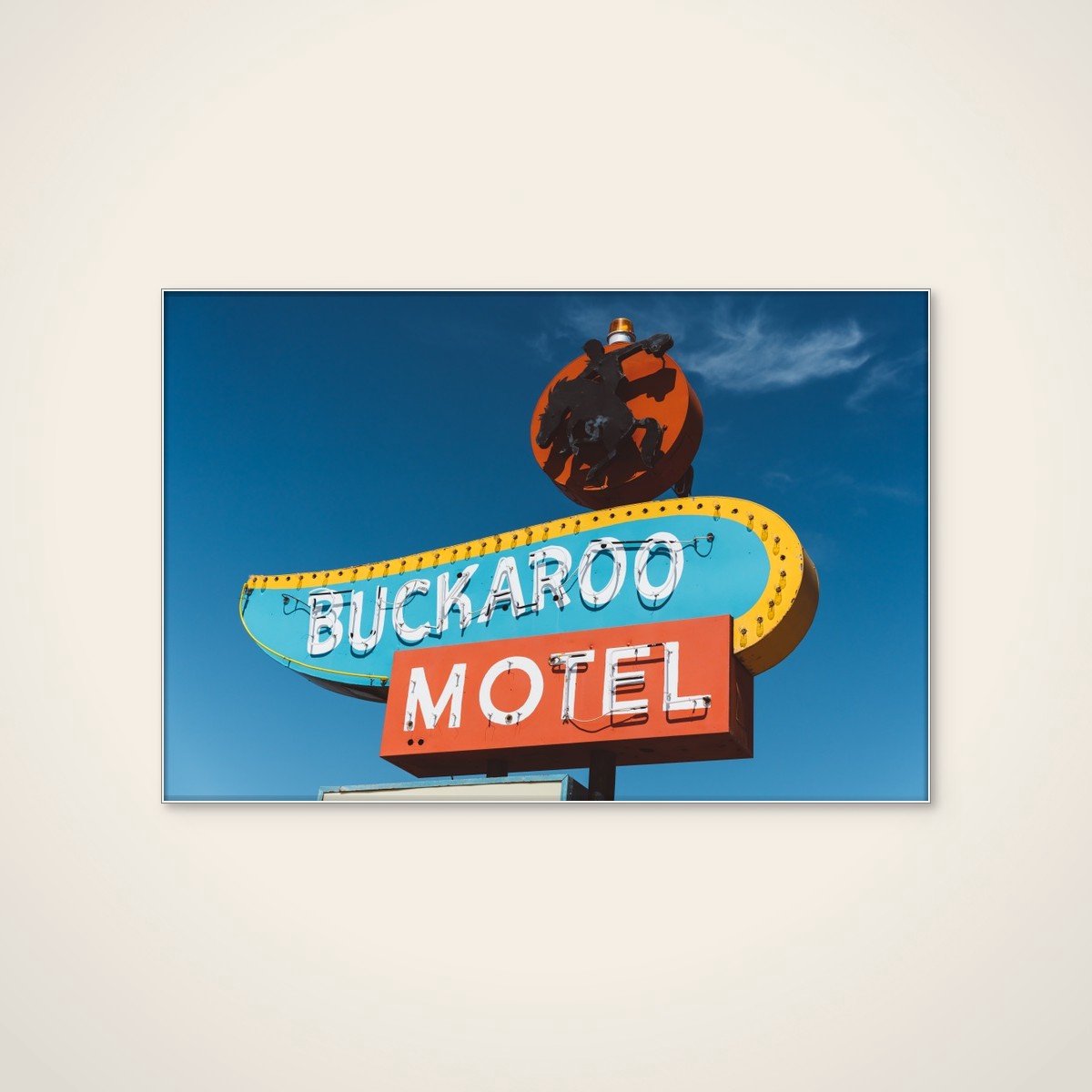 Akoestisch schilderij - 120 x 80 cm - Buckaroo Motel Neon Sign van Bethany Young - Abstracte wanddecoratie - wit textielframe