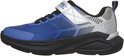 Blauwe Skechers sneaker met grijze en zilverkleurige accenten, klittenbandsluiting en zwarte veters.