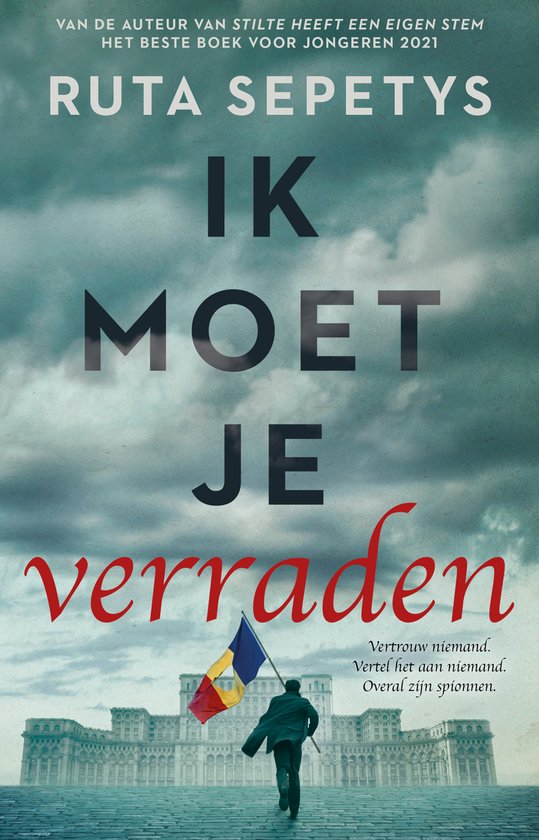 Boekcover van 'Ik moet je verraden' van Ruta Sepetos. Een man met een vlag rent weg van een groot gebouw.