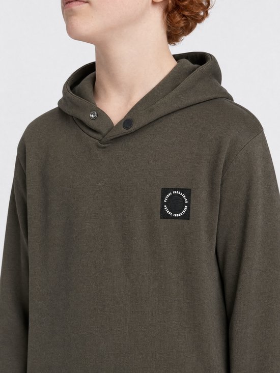 Detail van de donkergroene hoodie met een zwarte patch met het logo 'Petrol Industries' op de linkerborst.