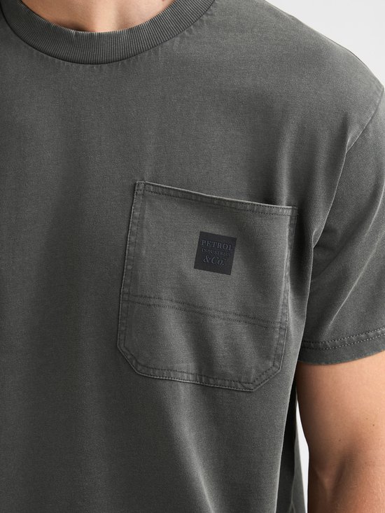 Close-up van donkergroen T-shirt met borstzakje en label 'PETROL INDUSTRIES & Co'.