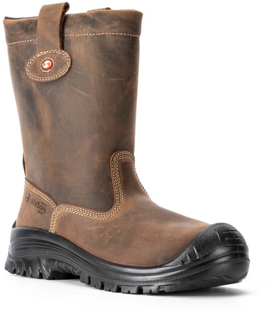Donkerbruine leren werklaars met zwarte zool, stiksels en Sixton Peak logo.