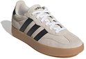 Beige Adidas sneakers met zwarte strepen op de zijkant en een gumkleurige zool. Witte veters.