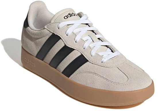 Beige Adidas sneakers met zwarte strepen op de zijkant en een gumkleurige zool. Witte veters.