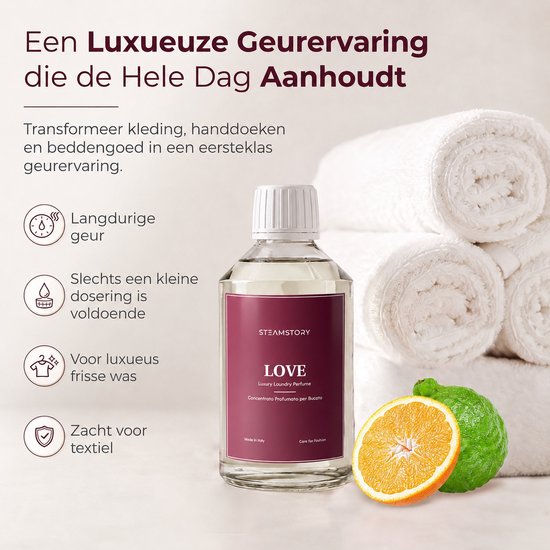 Fles Steamstory Wasparfum Love met sinaasappel, bergamot en witte bloemen. Met opgerolde witte handdoeken op de achtergrond.
