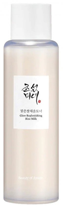 Fles van 100 ml met romig, lichtgele vloeistof, "Glow Replenishing Rice Milk" staat op het label.