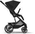 Zwarte kinderwagen met verstelbare duwstang, grote kap en netmand.