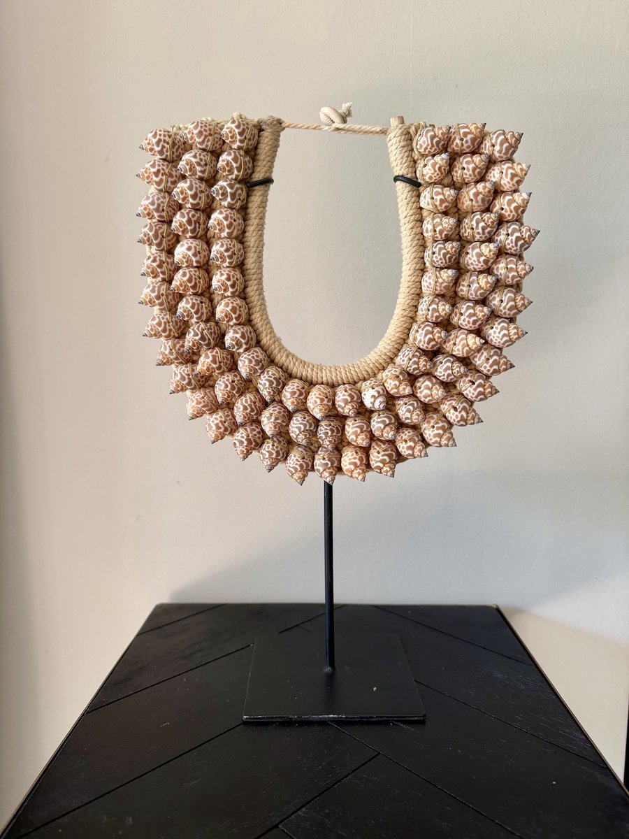Schelpenketting op Standaard Boho Naturel – 40x26x12 cm – Schelpen Decoratie