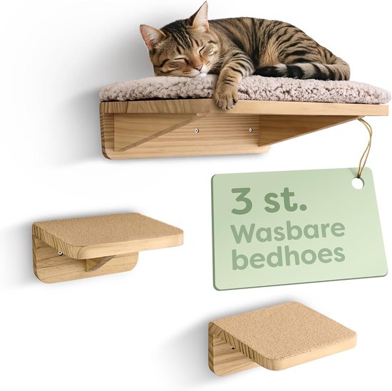 Tijgerkat slaapt op zacht kattenbed op houten plankje; 2 kleinere houten trappen ernaast.