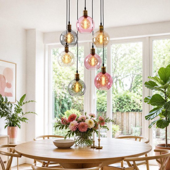 Zwarte hanglamp met 7 gekleurde glazen bollen: roze, grijs en amber. Decoratief in een eetkamer.