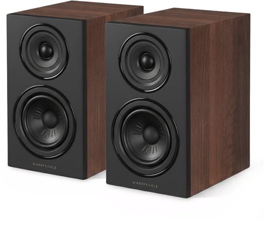 Paar compacte Wharfedale Diamond luidsprekers met walnoothouten zijkanten en zwart front.