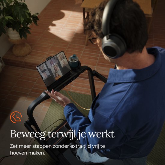 Man met koptelefoon loopt op loopband en kijkt naar videogesprek