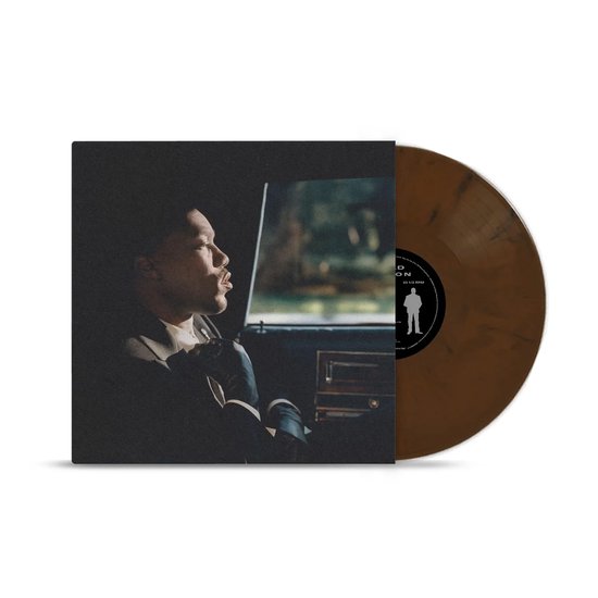 Bruin gemarmerde vinylplaat naast de albumhoes met Giveon in de auto.
