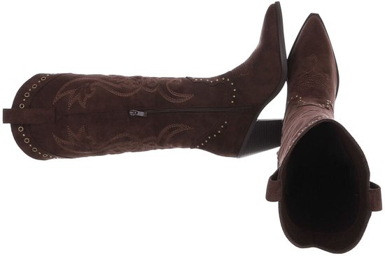 Een paar bruine suède westernlaarzen met sierstiksels en studs, met blokhak, gezien van bovenaf.
