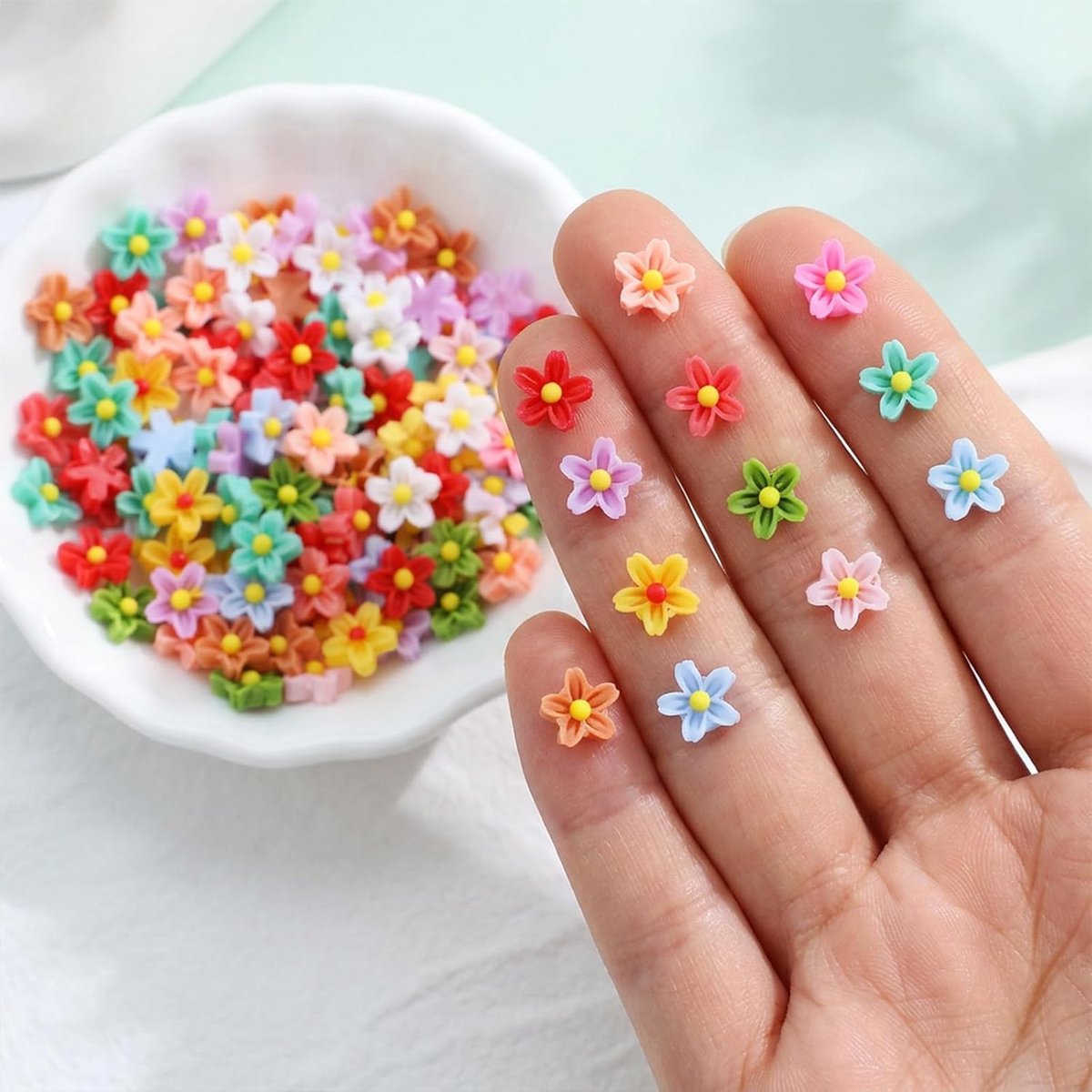 Miniatuur bloemen 100 stuks - Hars madeliefjes - Kleurrijk - Perfect voor ambachten en decoratie - ShopVlot