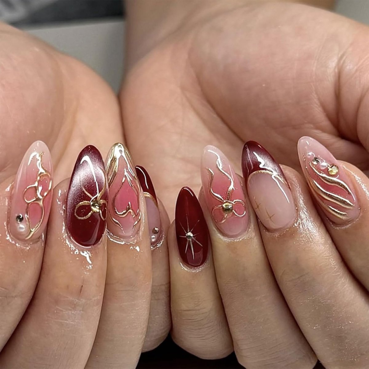Acryl nagels 24 stuks - amandelvorm - gouden strikjes en glinsterende gradient - perfect voor thuisstyling - ShopVlot